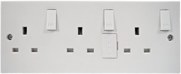 Triple Socket Conversion Kit 13A Switched with Back Box - E342AA